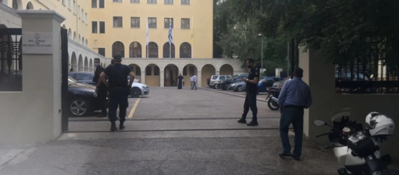 Επίθεση με βιτριόλι στη Μονή Πετράκη: Ο 37χρονος ιερέας είχε επιτεθεί σε δημοσιογράφο το 2015 (βίντεο)